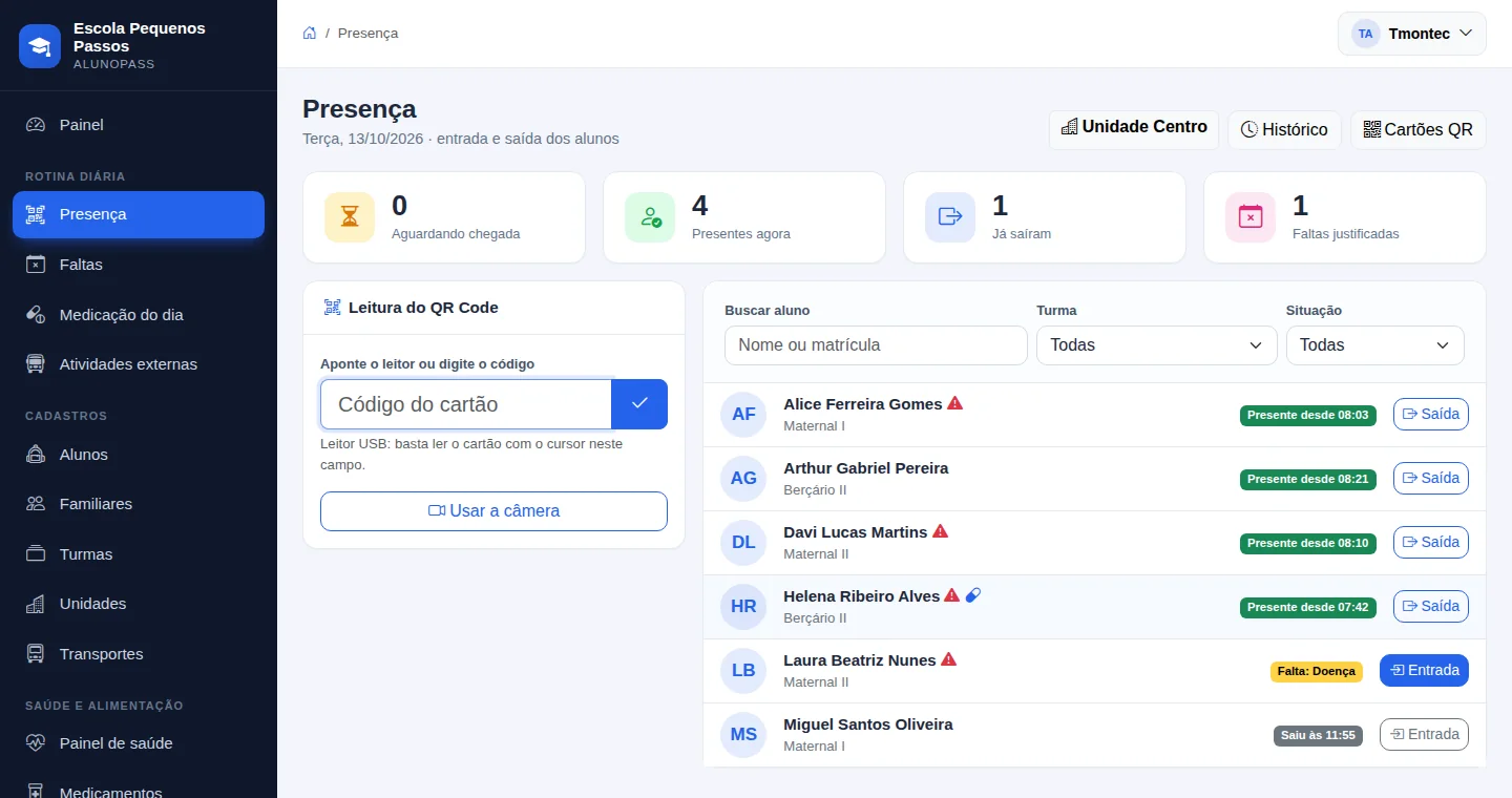 Tela de presença com lista de alunos, horários de entrada e botões de saída